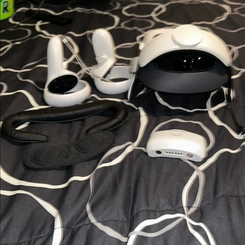 Advanced White VR Headset for Immersive Experiences